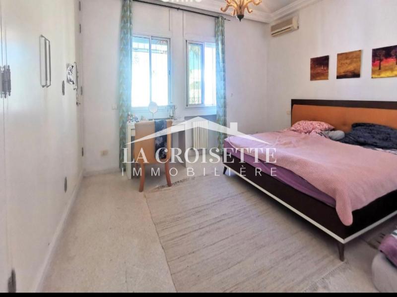 Villa S+5 avec piscine à L a Marsa